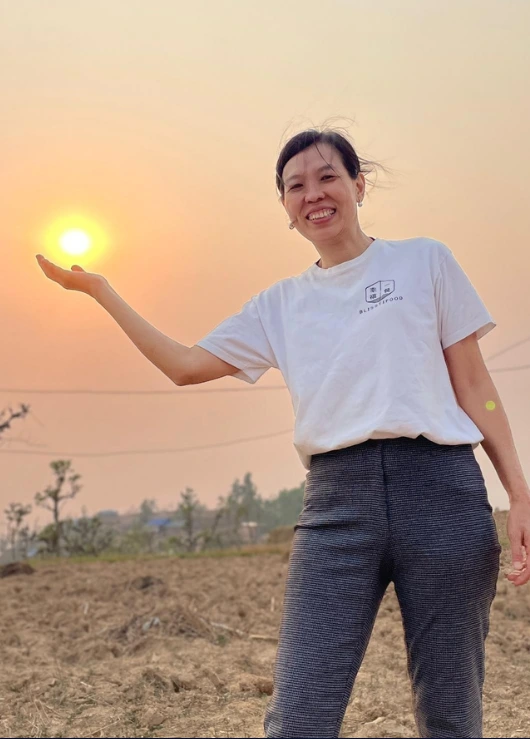 Shanon Lee, co-founder of Blisstifood, holding the setting sun in her palm